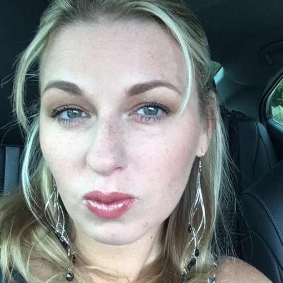 Meet your Posher, Stephanie - Picture 1 of 1